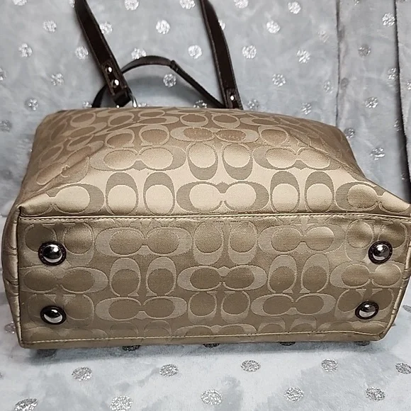 Coach 2012 Penelope Signature Tote bag. - Picture 3 of 5